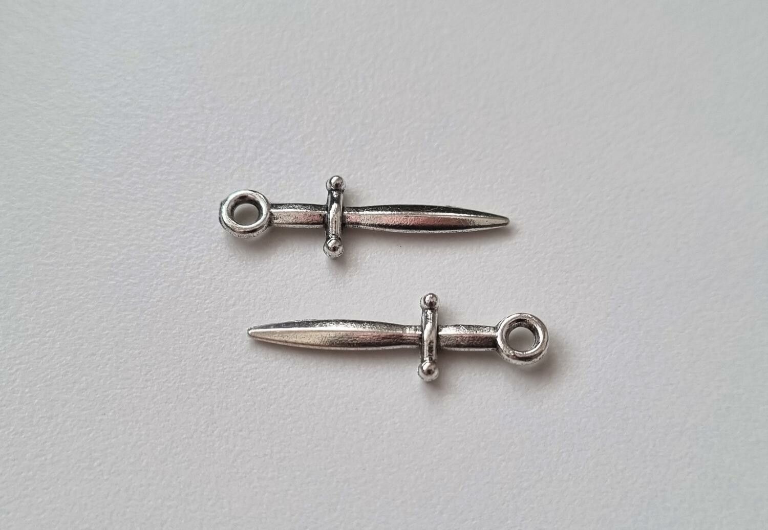 2 st små dolkar / minisvärd. Berlocker / charms