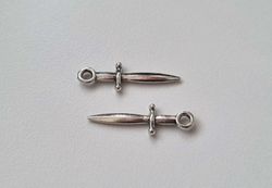 2 st små dolkar / minisvärd. Berlocker / charms