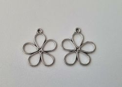 2 st silverfärgade blommor. Berlocker / hänge / charm