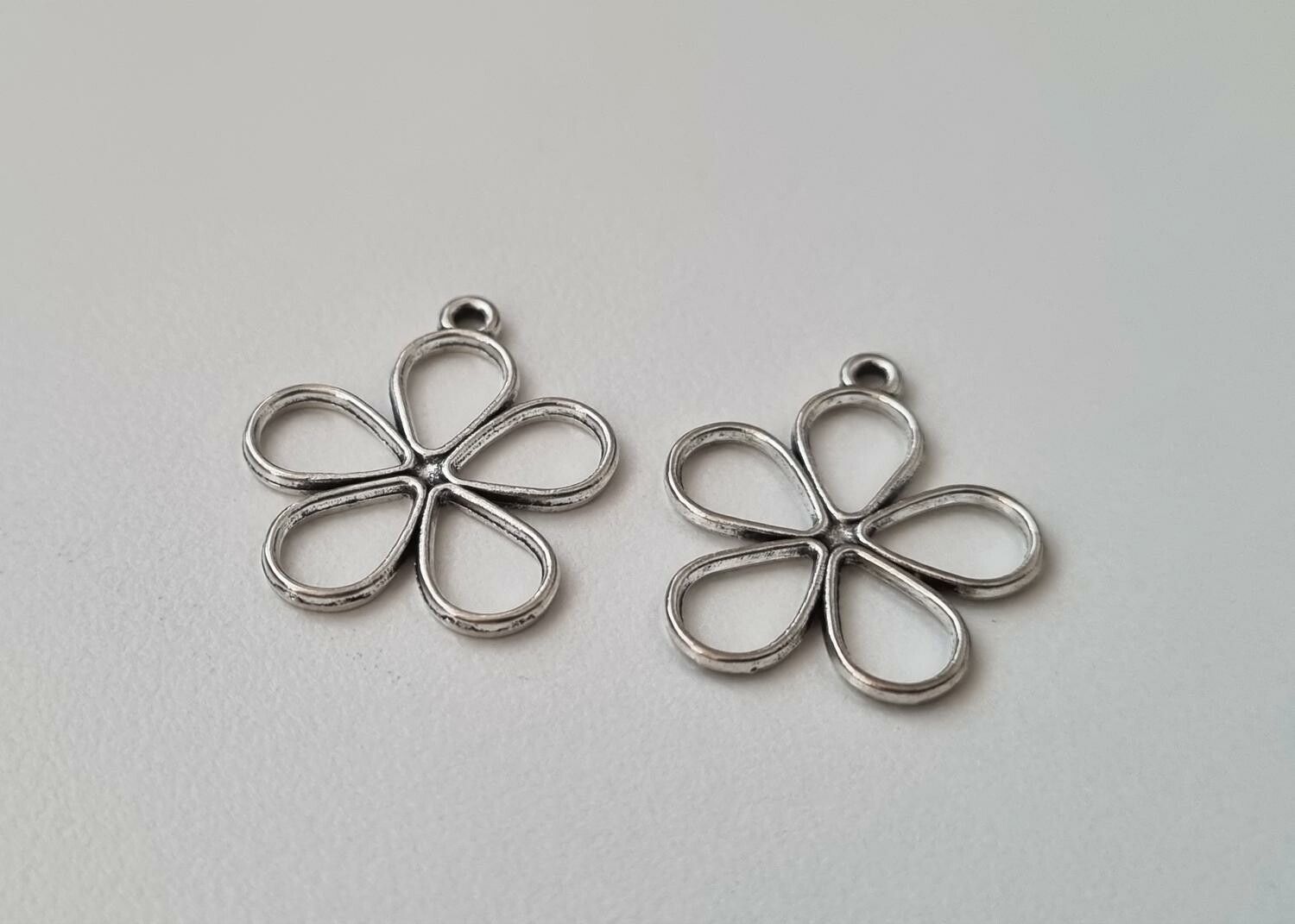 2 st silverfärgade blommor. Berlocker / hänge / charm