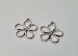 2 st silverfärgade blommor. Berlocker / hänge / charm