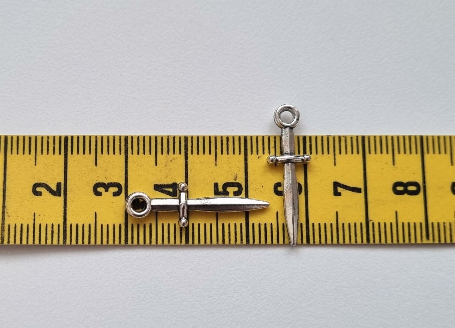 2 st små dolkar / minisvärd. Berlocker / charms