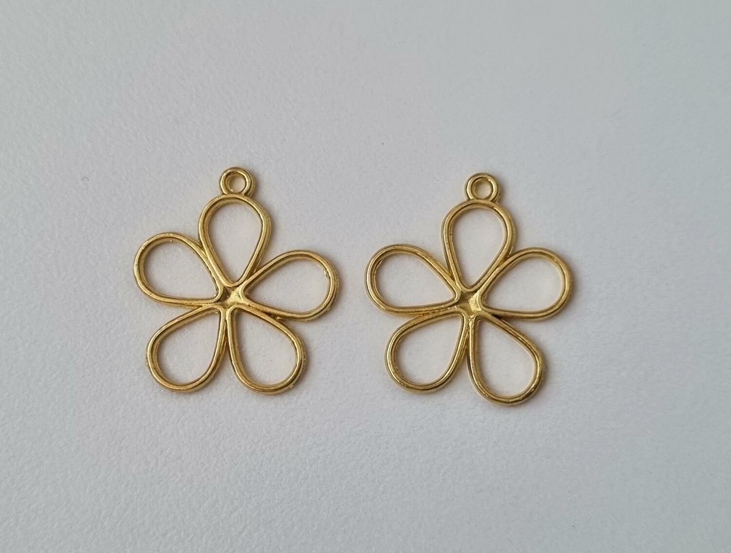 2 st guldfärgade blommor. Berlocker / hänge / charm