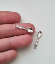 2 st silverfärgade skedar. Berlocker / hänge / charm