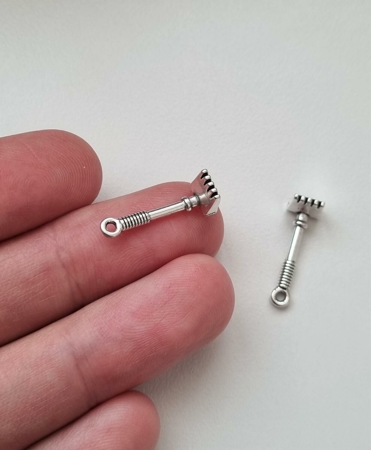 2 st silverfärgade Krattor. Berlocker / hänge / charm