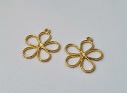 2 st guldfärgade blommor. Berlocker / hänge / charm