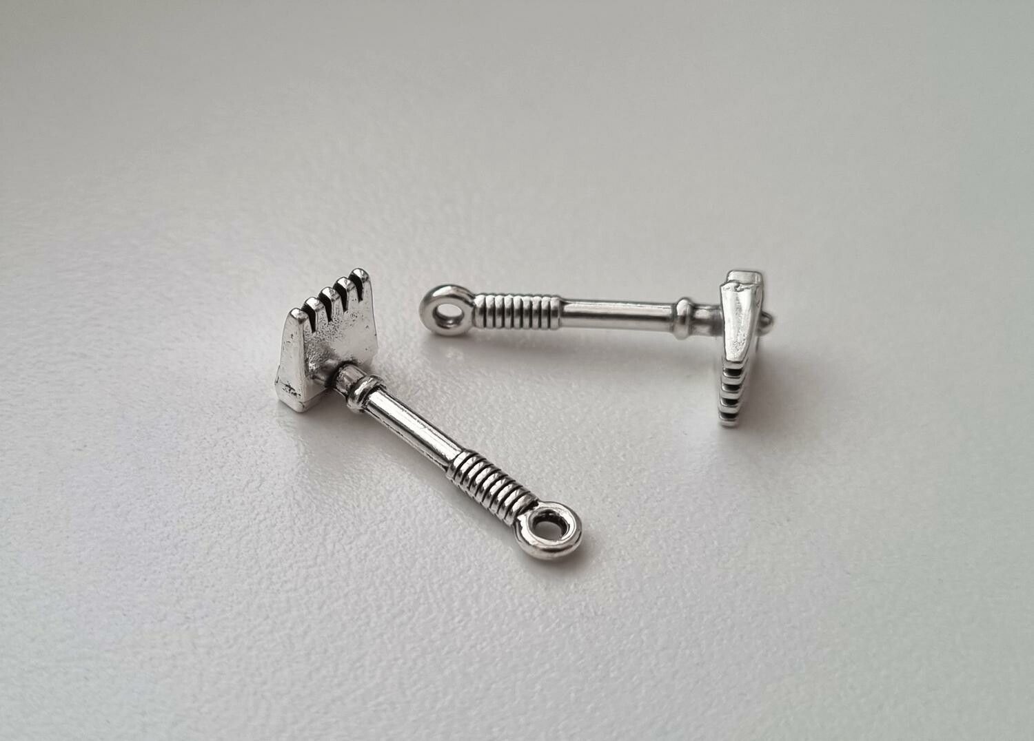 2 st silverfärgade Krattor. Berlocker / hänge / charm