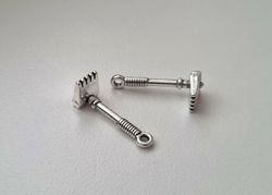 2 st silverfärgade Krattor. Berlocker / hänge / charm