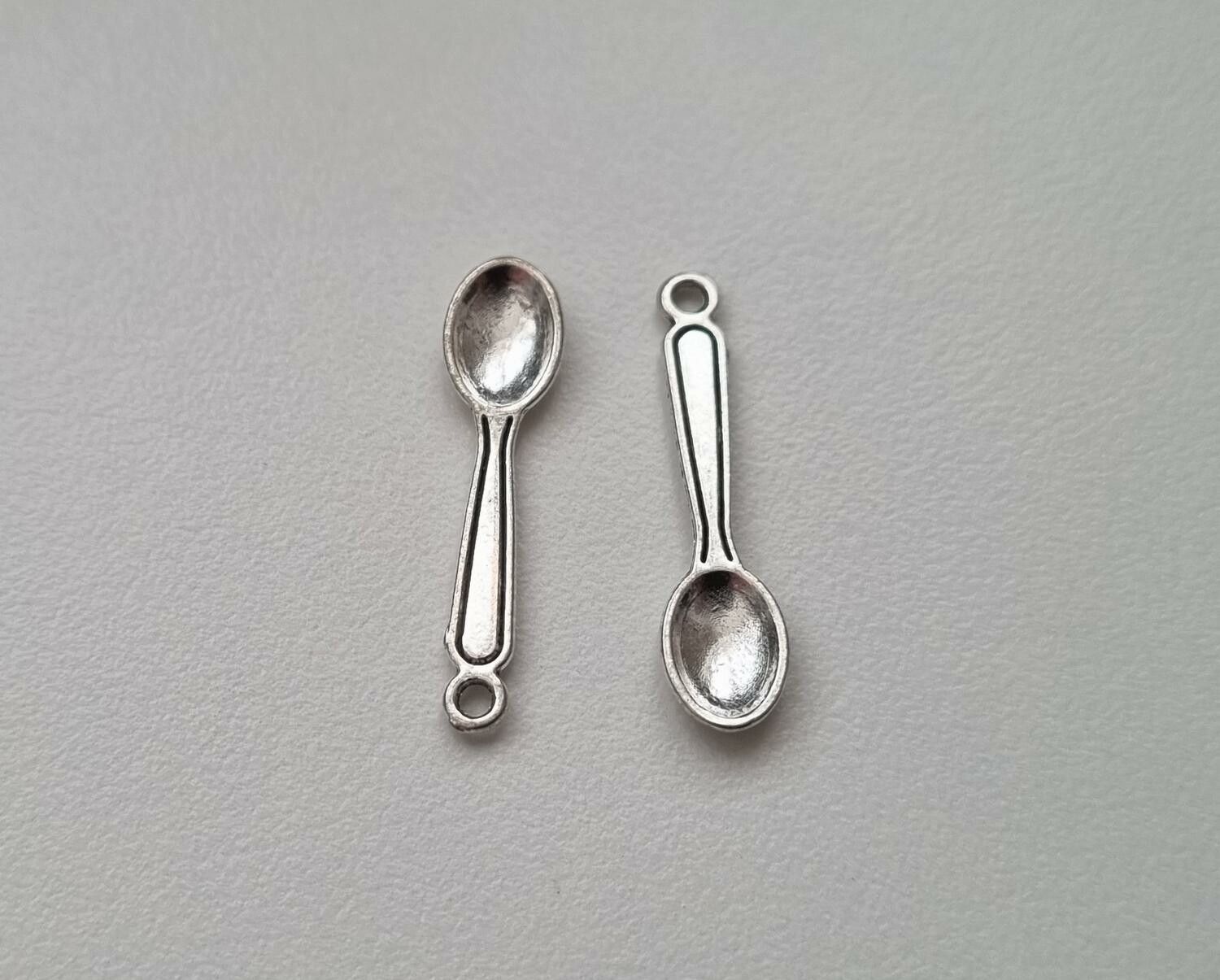 2 st silverfärgade skedar. Berlocker / hänge / charm