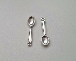 2 st silverfärgade skedar. Berlocker / hänge / charm