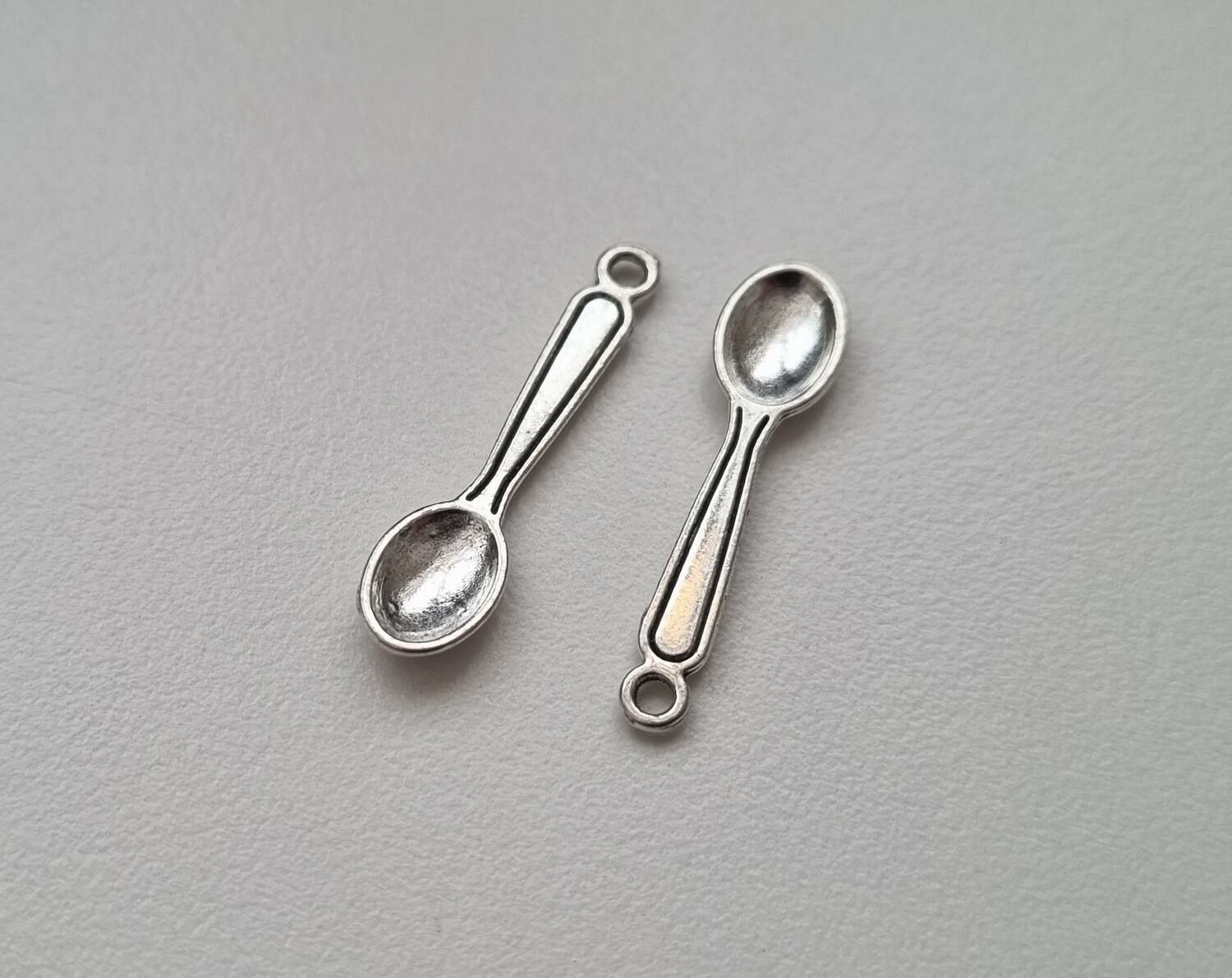 2 st silverfärgade skedar. Berlocker / hänge / charm