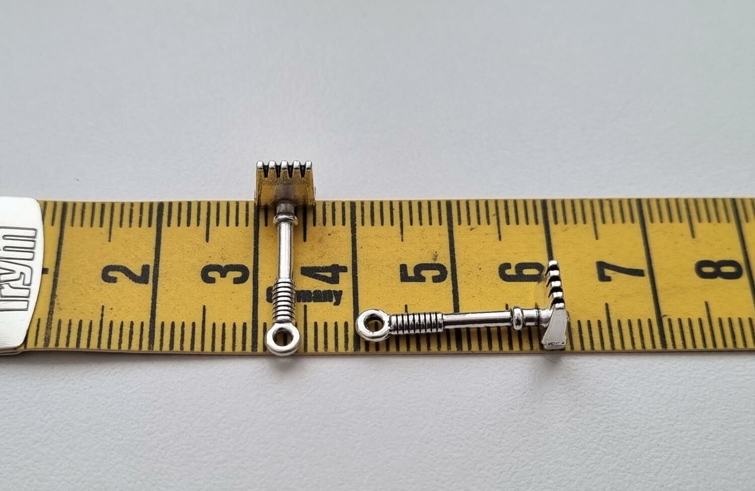 2 st silverfärgade Krattor. Berlocker / hänge / charm