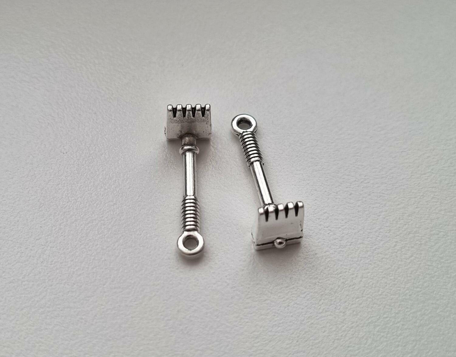 2 st silverfärgade Krattor. Berlocker / hänge / charm