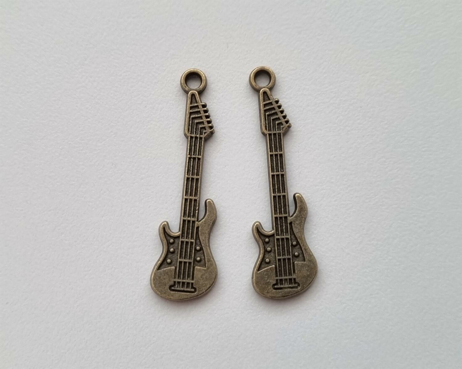 2 st bronsfärgade gitarrer. Berlocker / hänge / charm