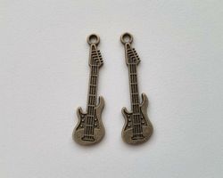 2 st bronsfärgade gitarrer. Berlocker / hänge / charm