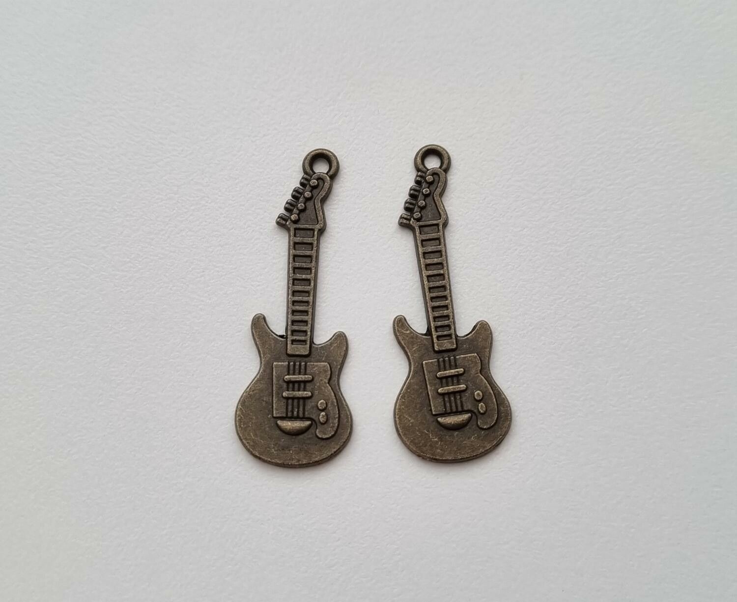 2 st bronsfärgade gitarrer. Berlocker / hänge / charm