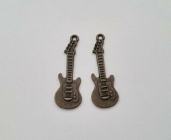 2 st bronsfärgade gitarrer. Berlocker / hänge / charm