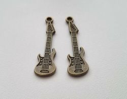 2 st bronsfärgade gitarrer. Berlocker / hänge / charm