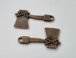 2 st bronsfärgade yxor. Berlocker / hänge / charm