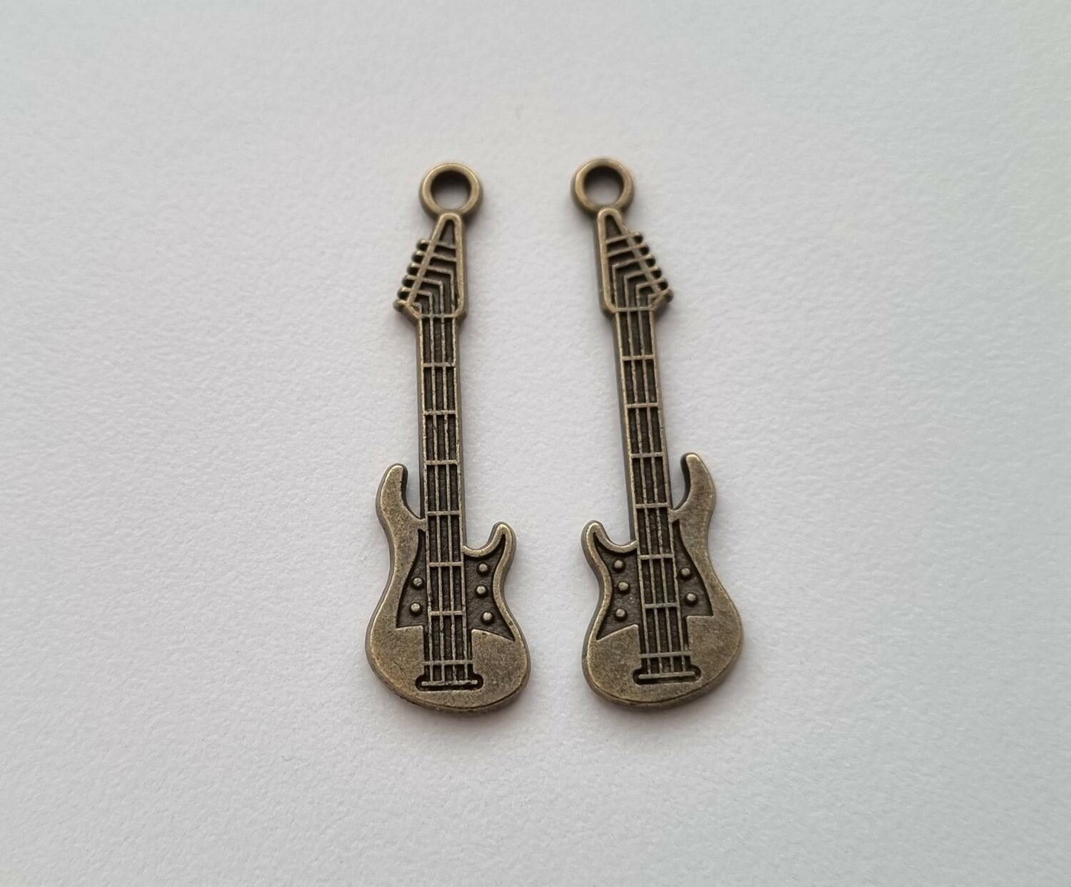 2 st bronsfärgade gitarrer. Berlocker / hänge / charm