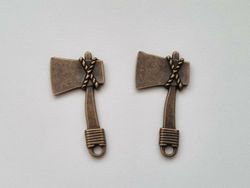 2 st bronsfärgade yxor. Berlocker / hänge / charm