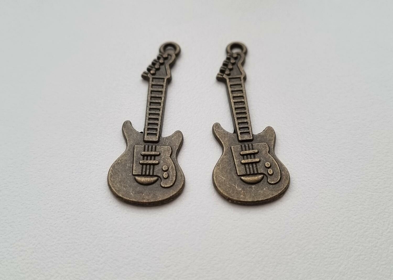 2 st bronsfärgade gitarrer. Berlocker / hänge / charm