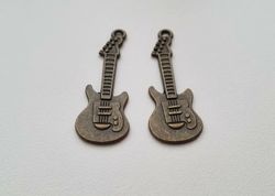 2 st bronsfärgade gitarrer. Berlocker / hänge / charm