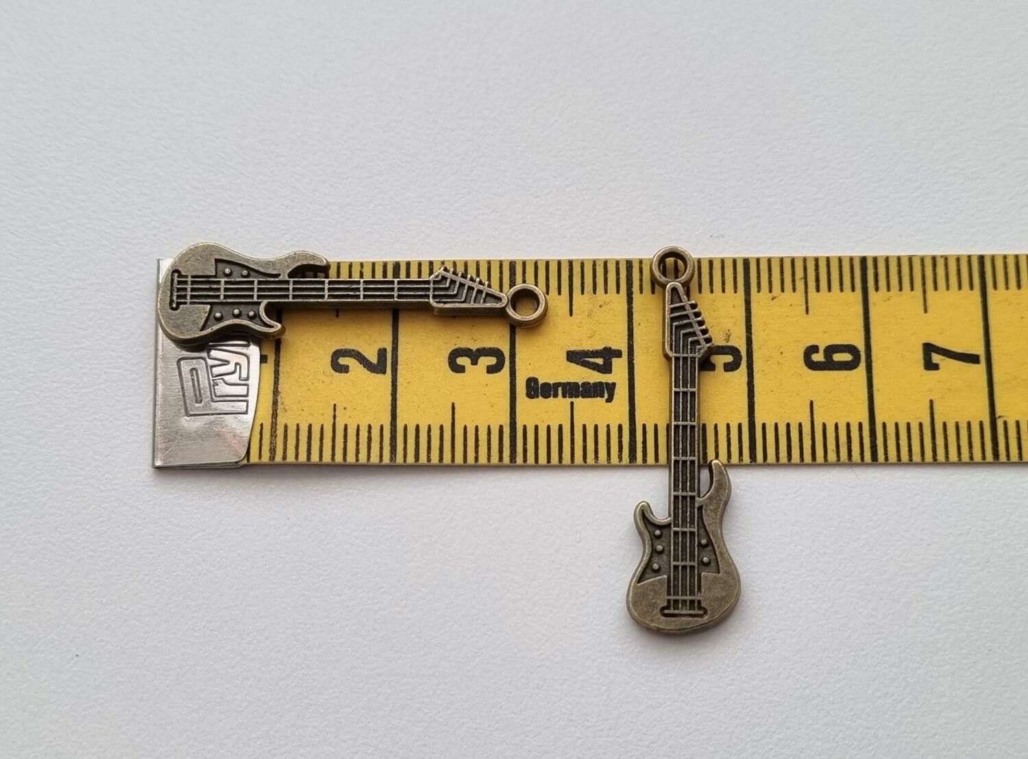 2 st bronsfärgade gitarrer. Berlocker / hänge / charm
