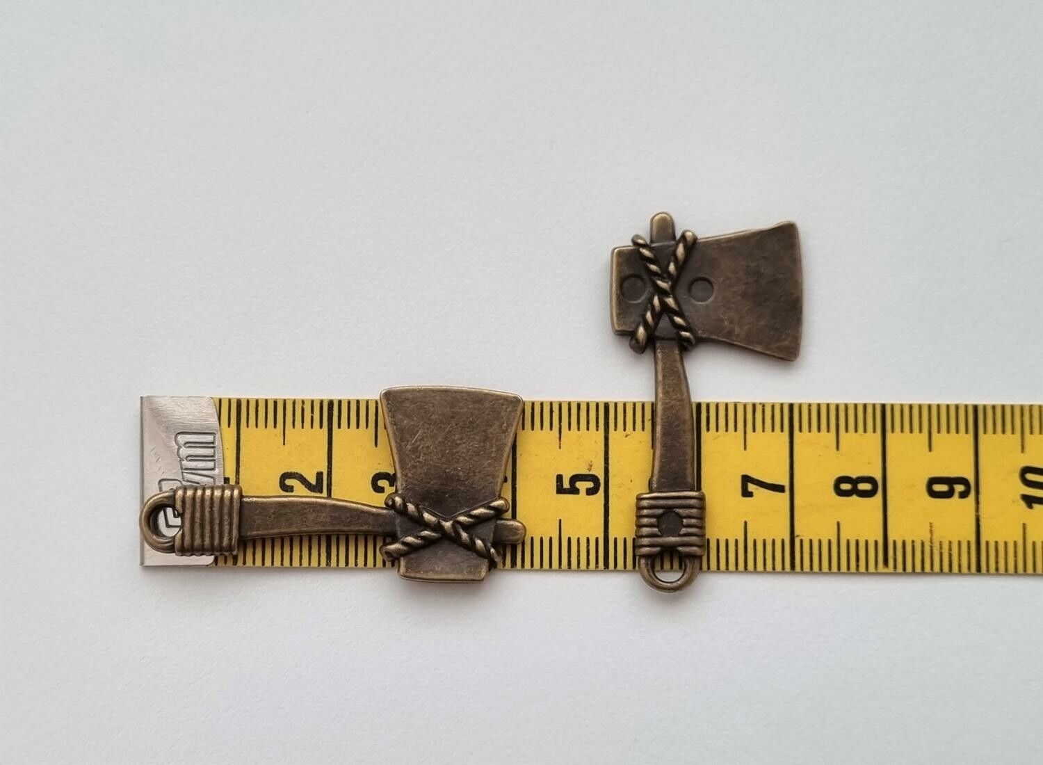 2 st bronsfärgade yxor. Berlocker / hänge / charm