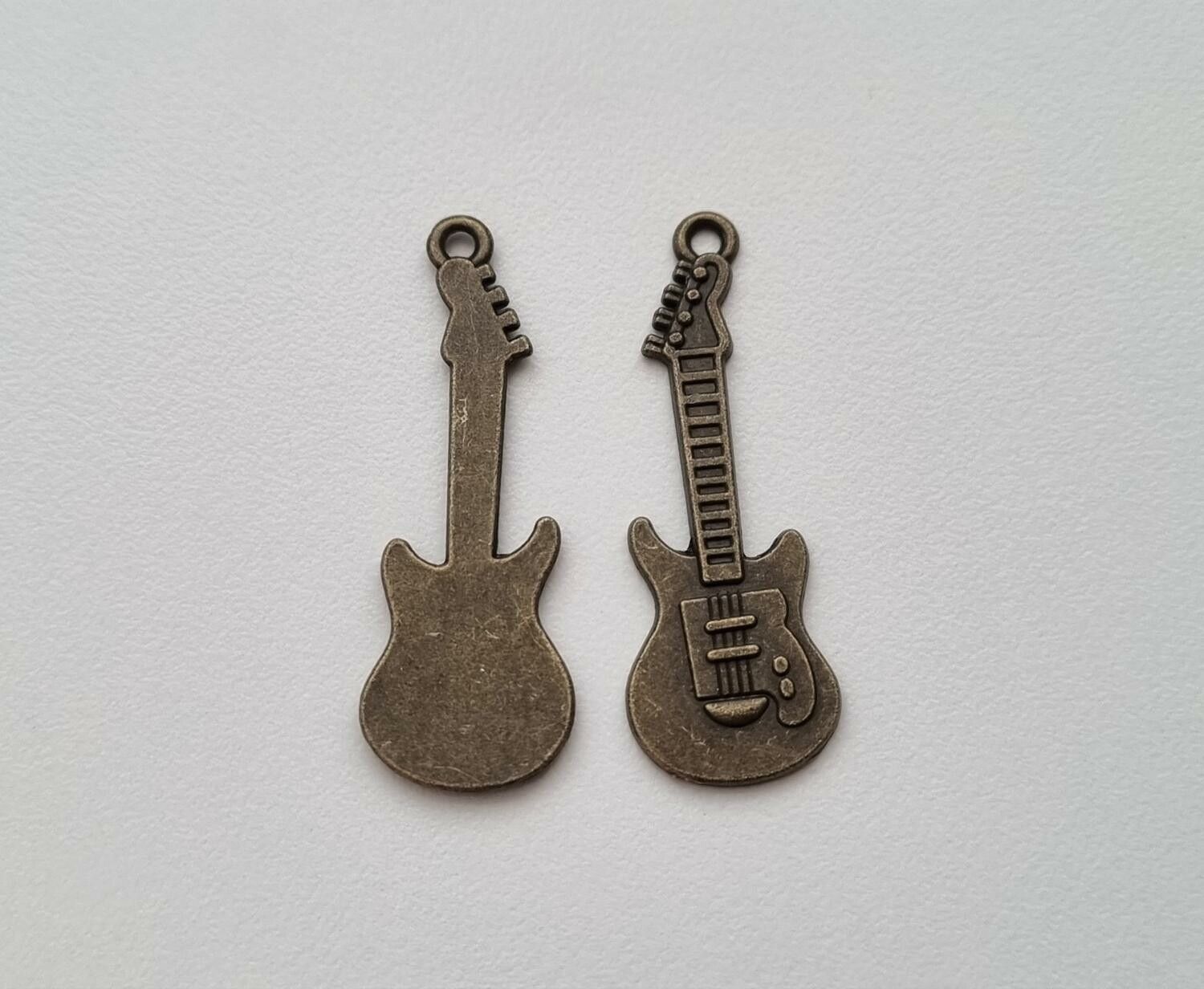2 st bronsfärgade gitarrer. Berlocker / hänge / charm