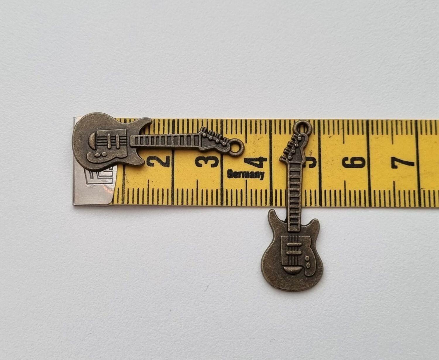 2 st bronsfärgade gitarrer. Berlocker / hänge / charm