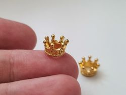 2 st guldfärgade kronor / kungakronor. Berlocker / hänge / charm