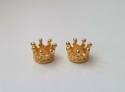 2 st guldfärgade kronor / kungakronor. Berlocker / hänge / charm
