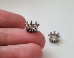 2 st Silverfärgade kronor / kungakronor. Berlocker / hänge / charm