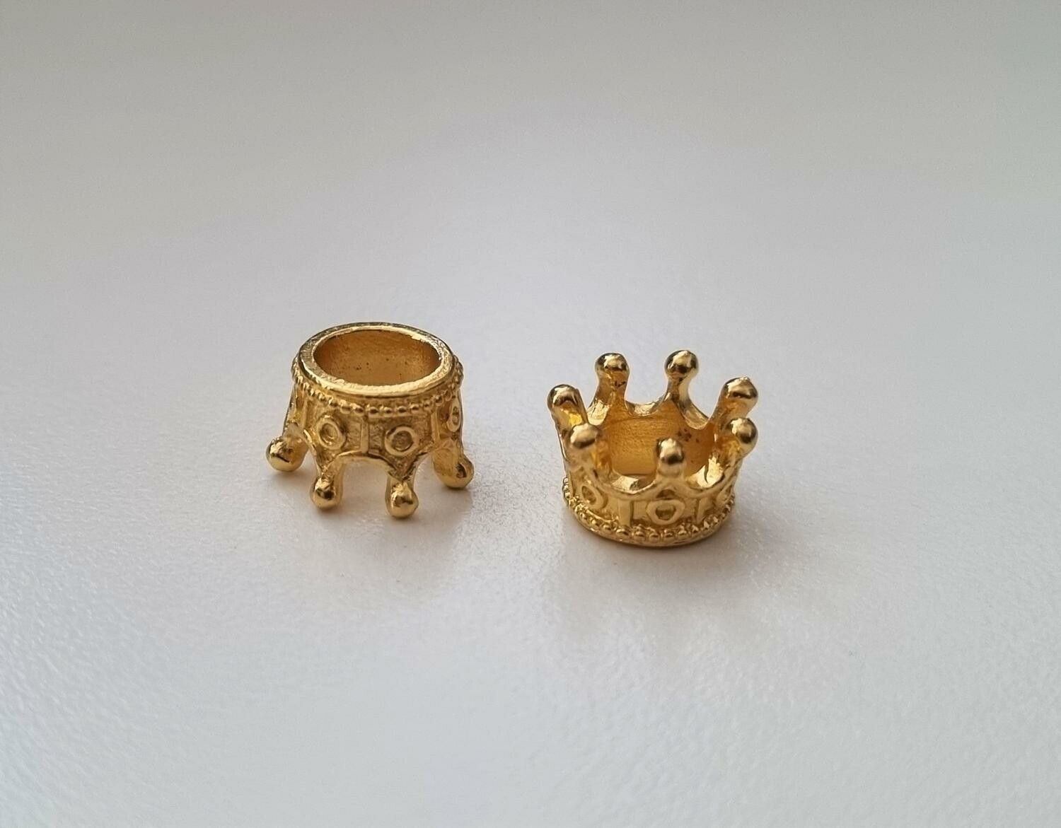 2 st guldfärgade kronor / kungakronor. Berlocker / hänge / charm