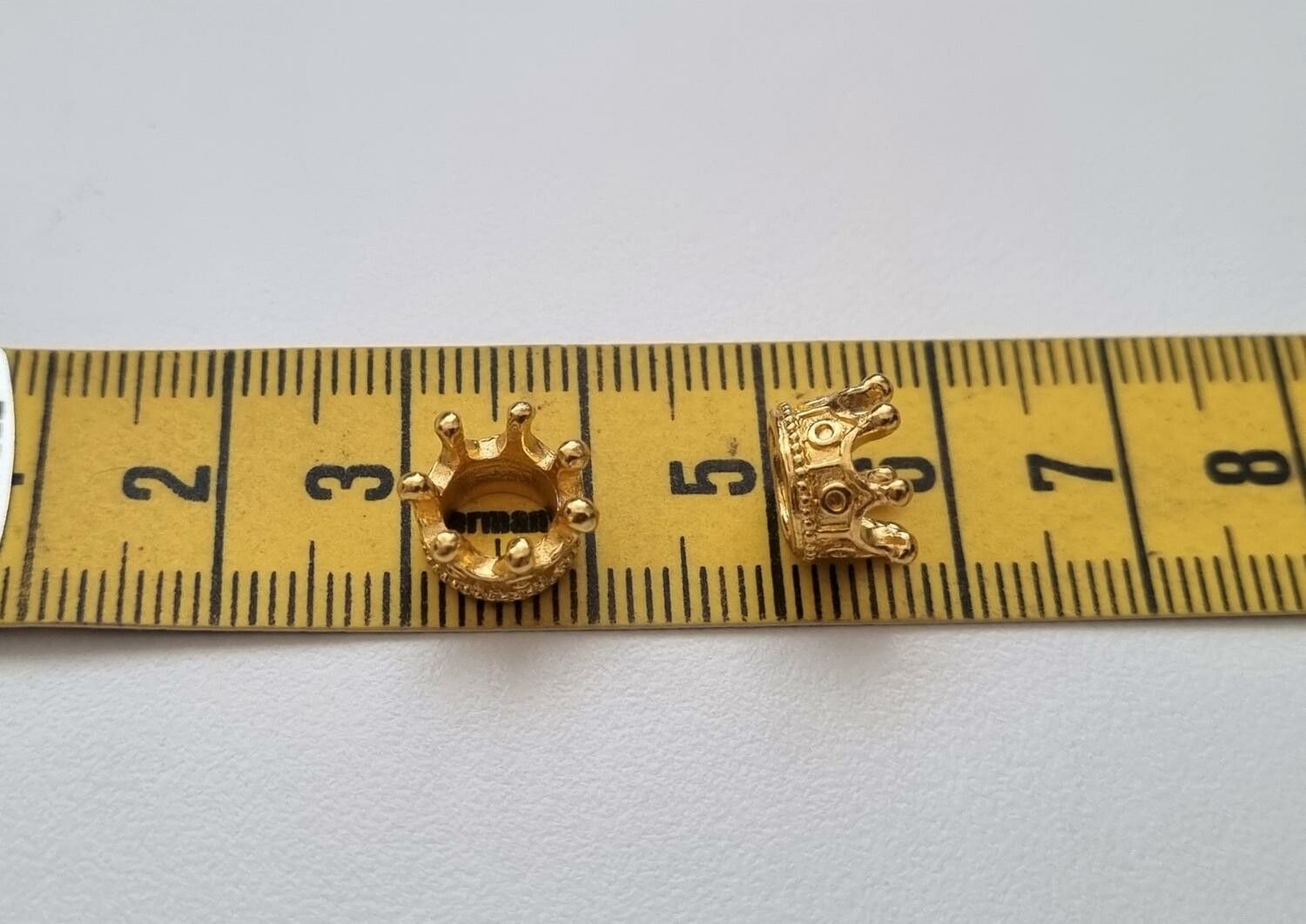 2 st guldfärgade kronor / kungakronor. Berlocker / hänge / charm