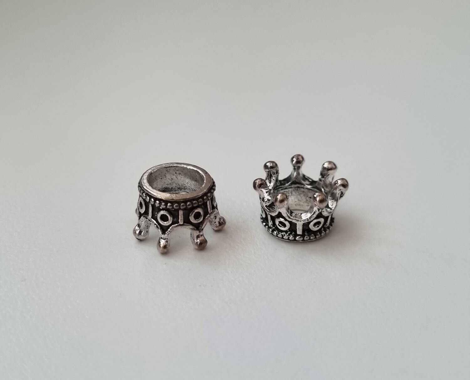 2 st Silverfärgade kronor / kungakronor. Berlocker / hänge / charm