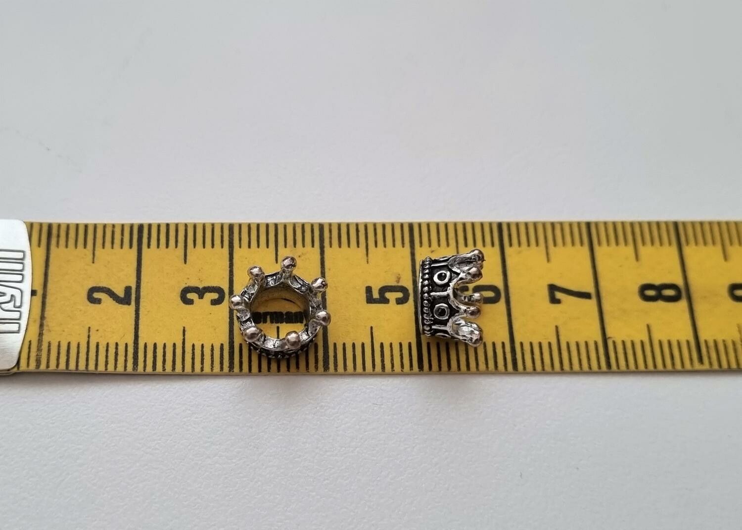 2 st Silverfärgade kronor / kungakronor. Berlocker / hänge / charm