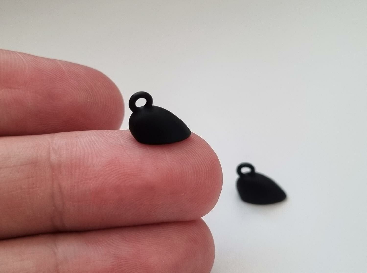 2 st hjärtformade magnetiska spännen / connectors (svarta)