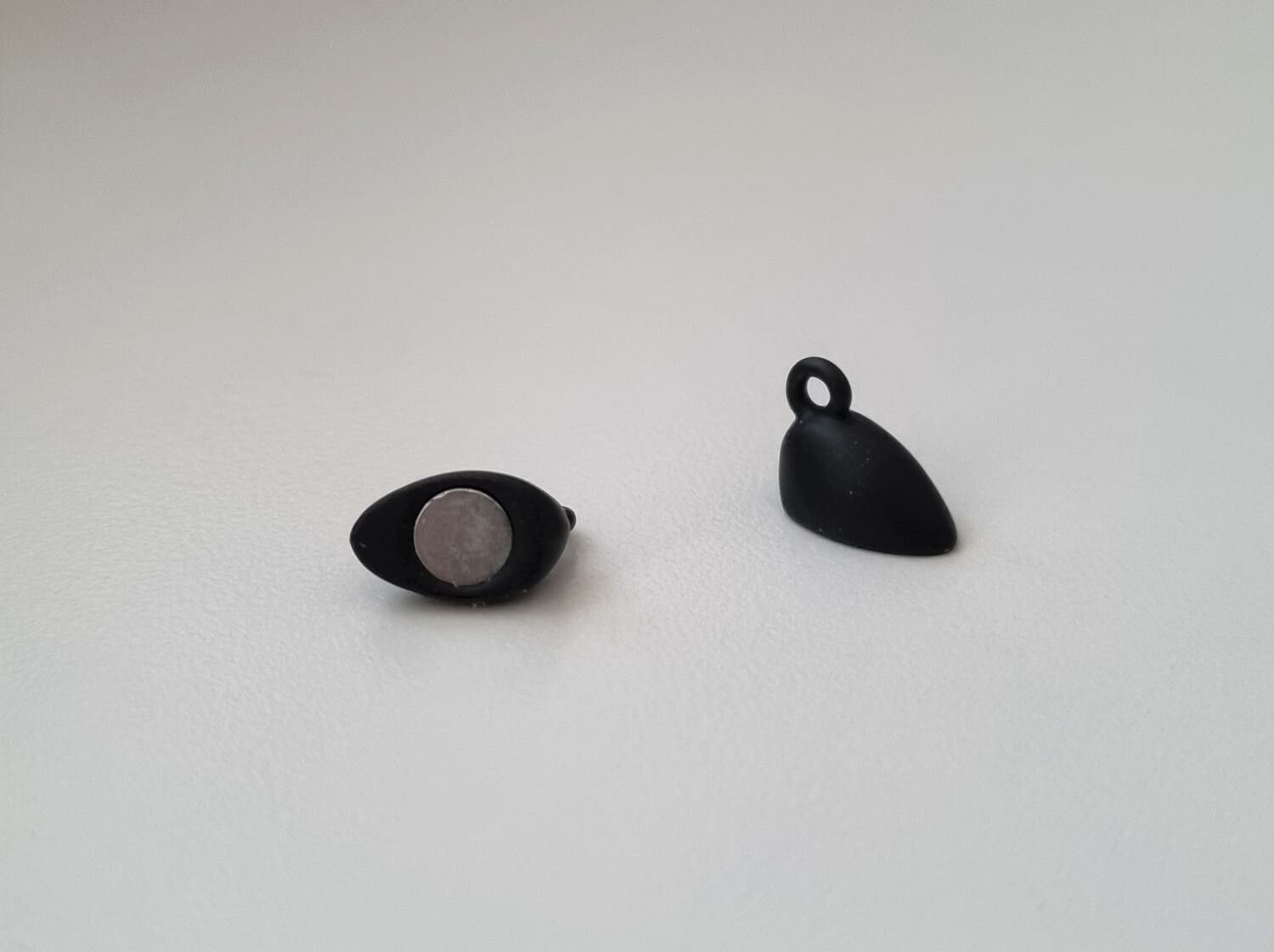 2 st hjärtformade magnetiska spännen / connectors (svarta)