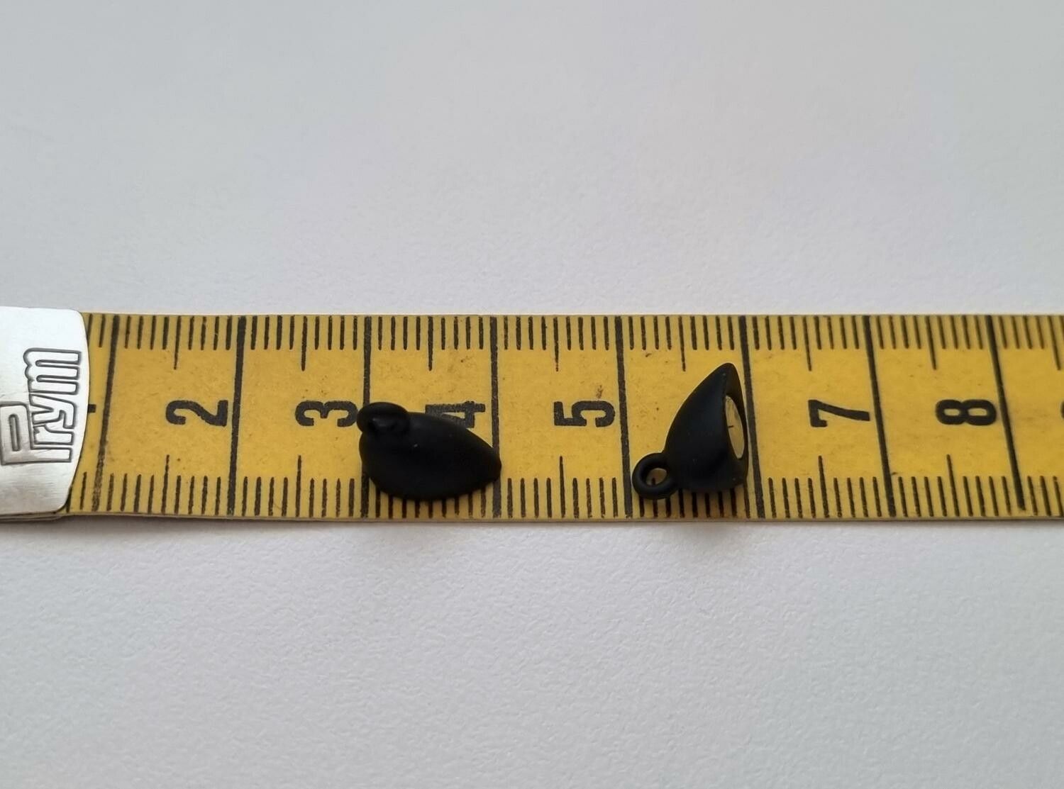 2 st hjärtformade magnetiska spännen / connectors (svarta)