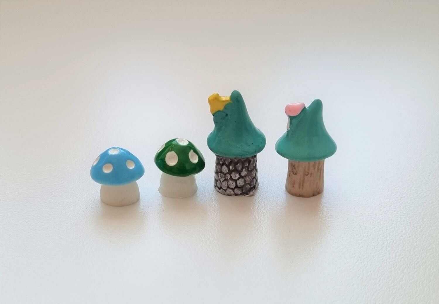 Minihus och svampar. Miniatyrer / figuriner för dockskåpet, tittskåp mm