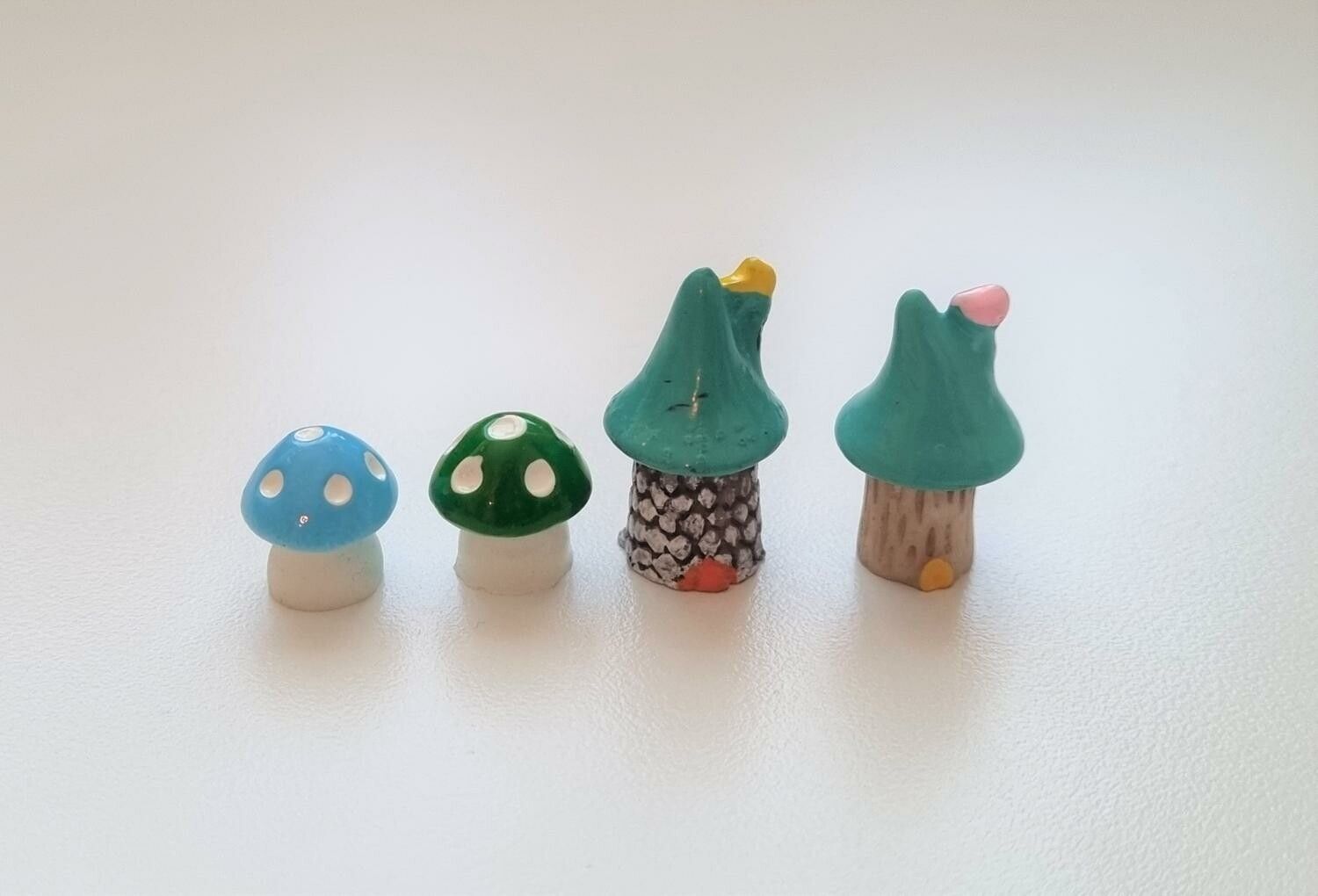 Minihus och svampar. Miniatyrer / figuriner för dockskåpet, tittskåp mm