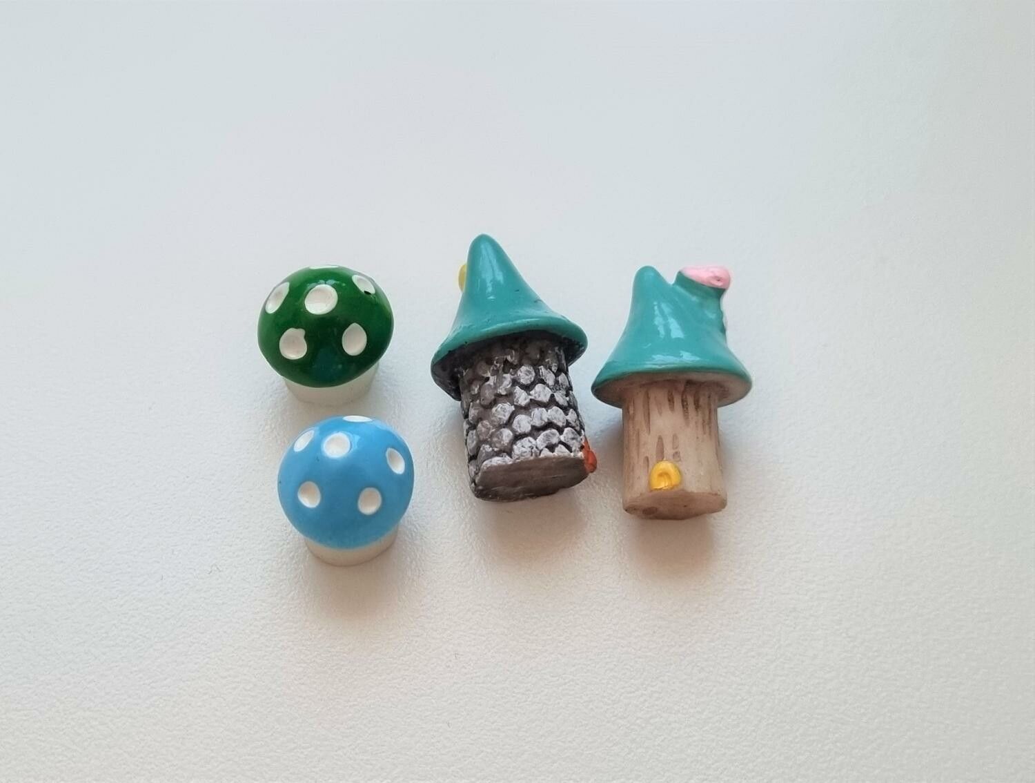 Minihus och svampar. Miniatyrer / figuriner för dockskåpet, tittskåp mm