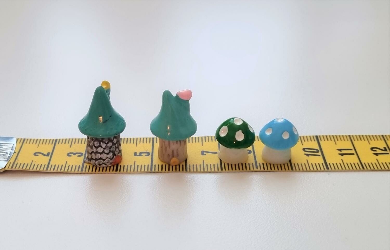 Minihus och svampar. Miniatyrer / figuriner för dockskåpet, tittskåp mm