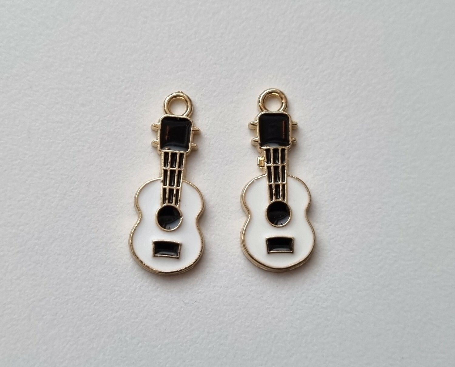 2 st små gitarrer, Berlocker / charms för smyckestillverkning