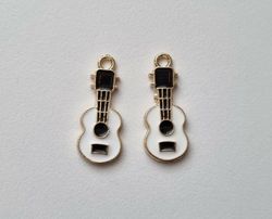 2 st små gitarrer, Berlocker / charms för smyckestillverkning