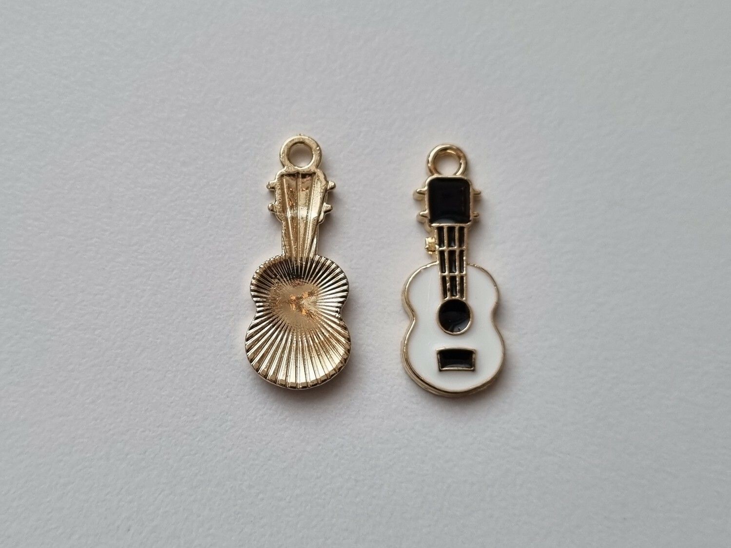 2 st små gitarrer, Berlocker / charms för smyckestillverkning