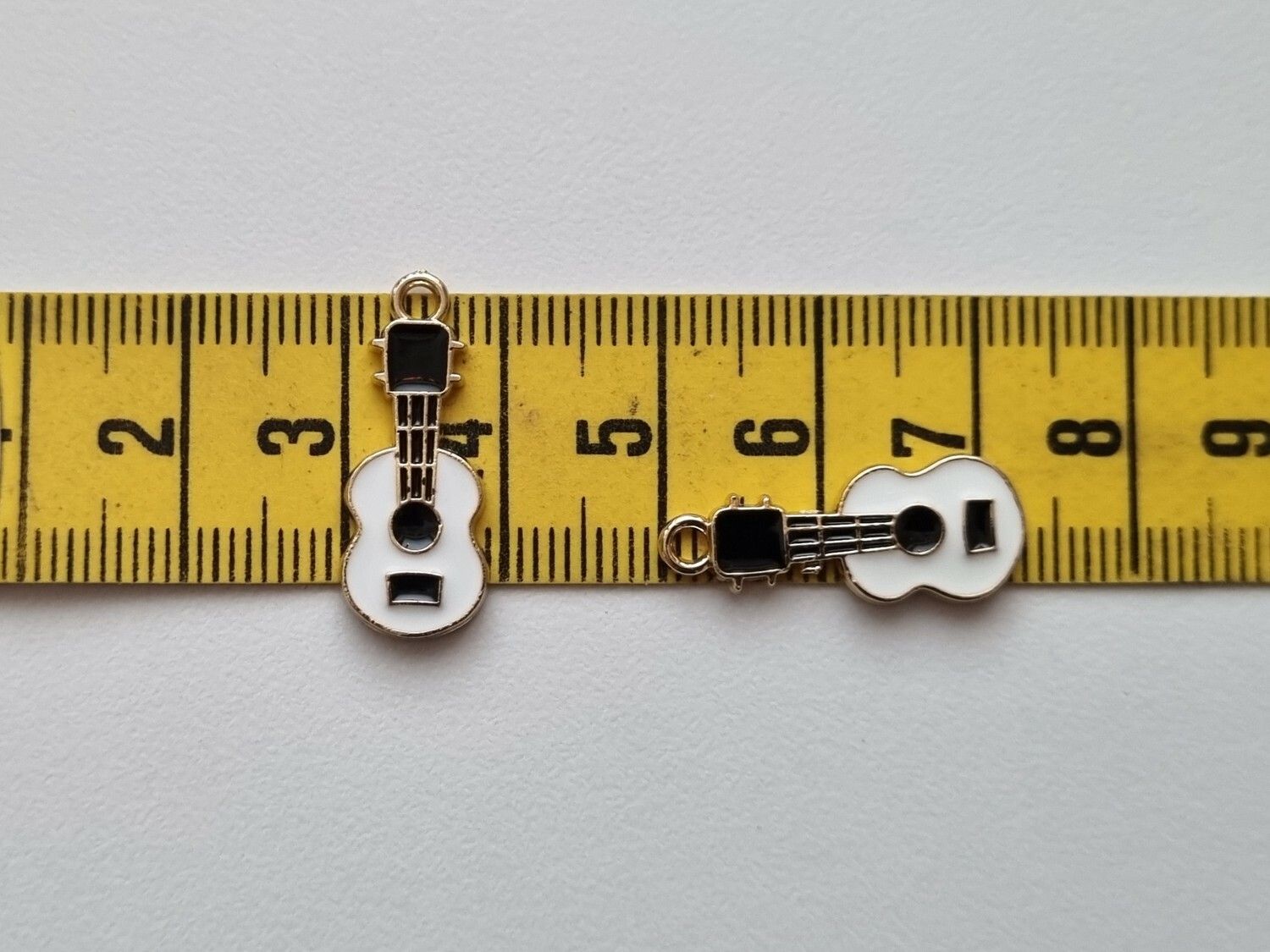 2 st små gitarrer, Berlocker / charms för smyckestillverkning