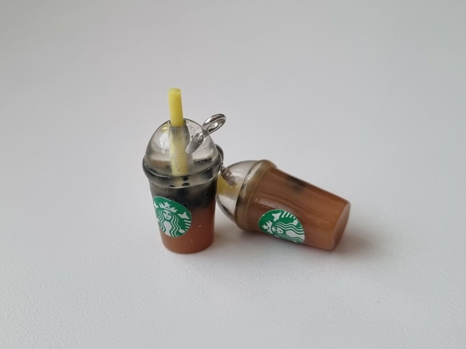 2 st bruna iskaffe, frappucino, Berlocker